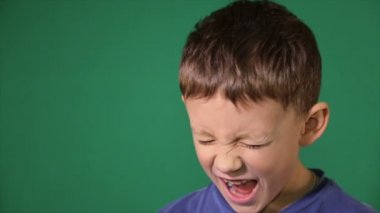 Yeşil bir arka plan üzerinde bir çocuk yetiştirme süreci