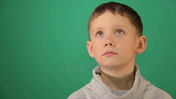 Πορτραίτο παιδί, αγόρι εξετάζει τη φωτογραφική μηχανή — Αρχείο Βίντεο