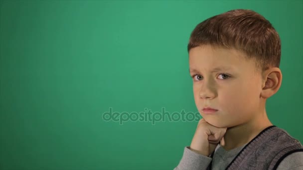 Πορτραίτο παιδί, αγόρι εξετάζει τη φωτογραφική μηχανή — Αρχείο Βίντεο