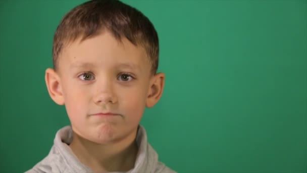 Retrato infantil, chico mira a la cámara — Vídeo de stock