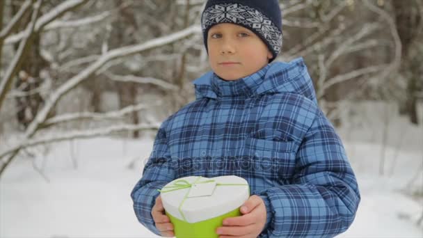 Coffret cadeau en forme de cœur entre les mains d'un enfant — Video