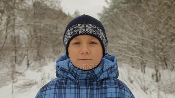 Chlapec Zimě Lese — Stock video