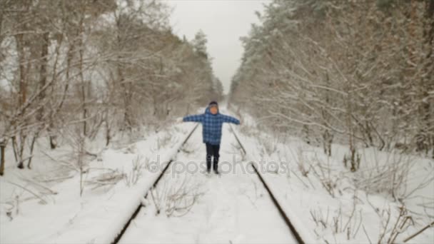 Garçon Hiver Dans Forêt — Video