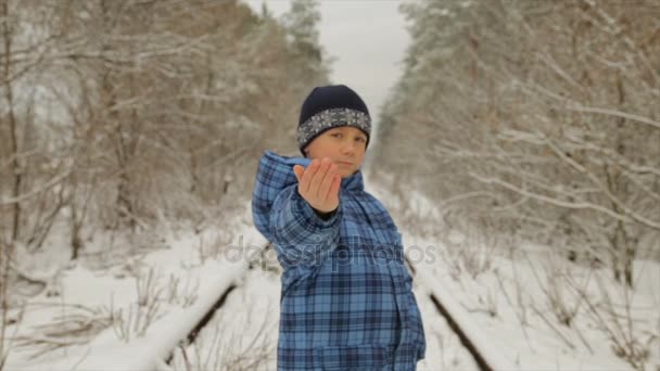 Мальчик Зимой Лесу — стоковое видео