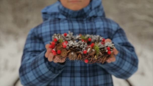 Corona Navidad Conos Las Manos Niño — Vídeos de Stock