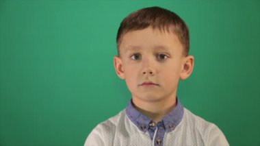 Çocuk portre, çocuk kameraya benziyor.