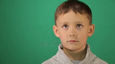 Çocuk portre, çocuk kameraya benziyor.