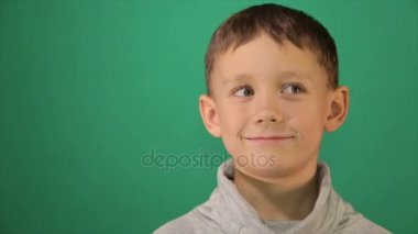 Çocuk portre, çocuk kameraya benziyor.