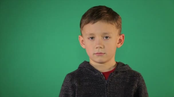 緑の背景の上に子供の肖像画 — ストック動画