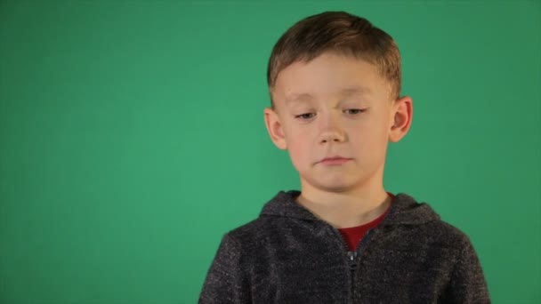 Barnporträtt Pojke Ser Kameran — Stockvideo