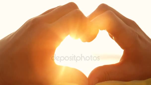 Silhouette Mani Nella Forma Cuore Con Raggi Del Sole Setting — Video Stock