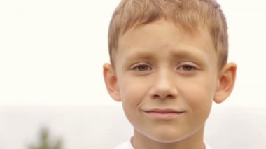 açık havada bir çocuk portresi