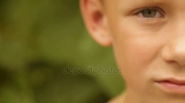 Üzgün çocuk yakın çekim, yarım yüz