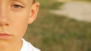 Üzgün çocuk yakın çekim, yarım yüz