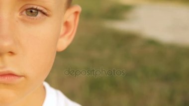 Üzgün çocuk yakın çekim, yarım yüz