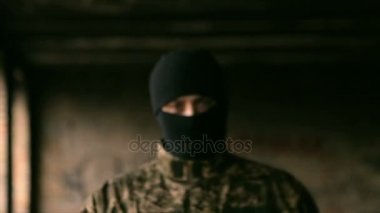 Bir adam üniforma ve siyah bir maske