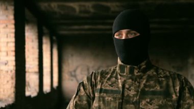 Bir adam üniforma ve siyah bir maske