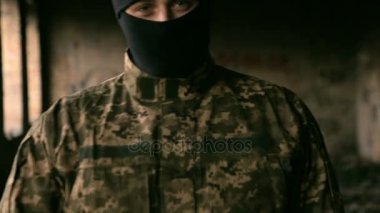 Bir adam üniforma ve siyah bir maske