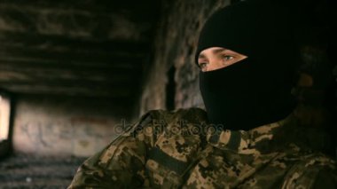Bir adam üniforma ve siyah bir maske