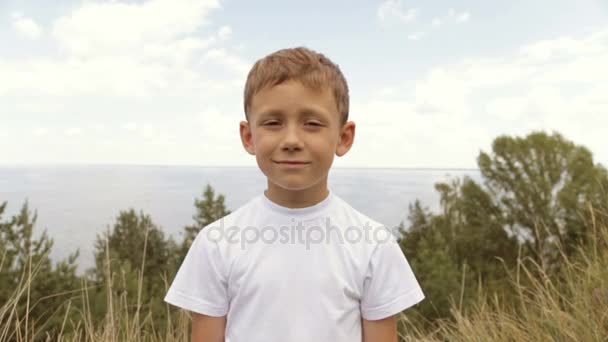 一个男孩在户外的肖像 — 图库视频影像