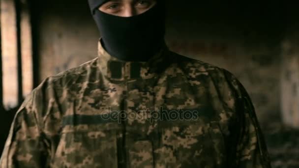 Ein Mann Uniform Und Schwarzer Maske — Stockvideo