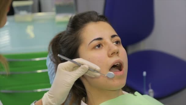 Paciente Está Sentado Uma Poltrona Uma Recepção Com Dentista — Vídeo de Stock