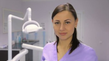 Ofiste kız dişçi