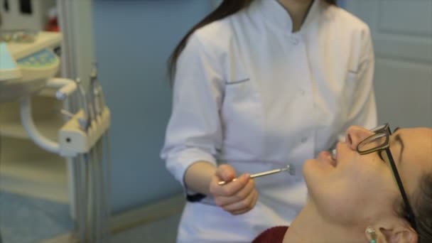 Pacient Sedí Křesle Recepci Zubním Lékařem Plné Video — Stock video