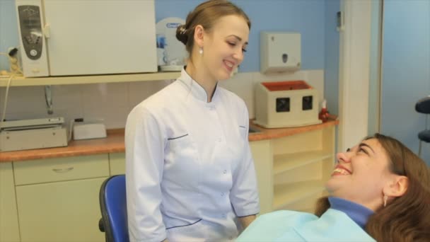 Paciente Está Sentado Uma Poltrona Uma Recepção Com Dentista — Vídeo de Stock