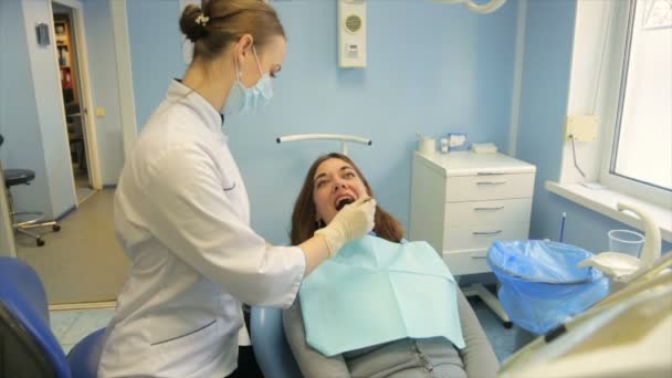 Paciente Está Sentado Sillón Una Recepción Con Dentista Full Video — Vídeo de stock