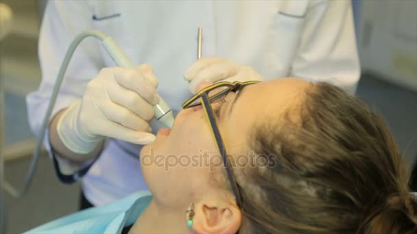 Paciente Está Sentado Uma Poltrona Uma Recepção Com Dentista — Vídeo de Stock