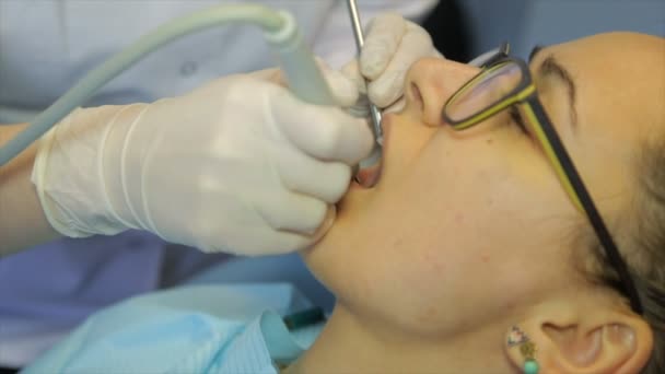 Paciente Está Sentado Uma Poltrona Uma Recepção Com Dentista — Vídeo de Stock