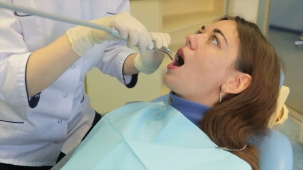 Hasta Bir Koltuk Bir Diş Hekimi Ile Bir Resepsiyonda Oturuyor — Stok video