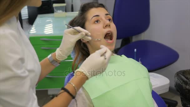 Paziente Seduto Una Poltrona Una Reception Con Dentista — Video Stock