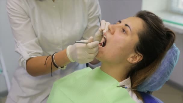 Paciente Está Sentado Uma Poltrona Uma Recepção Com Dentista — Vídeo de Stock