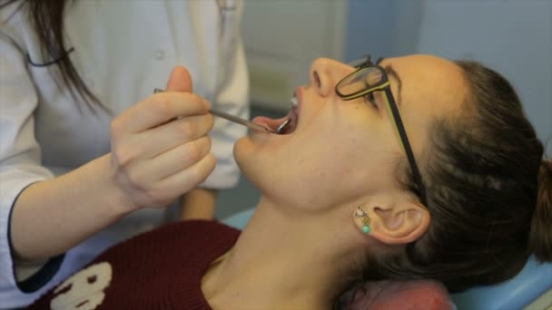 Paciente Está Sentado Uma Poltrona Uma Recepção Com Dentista — Vídeo de Stock