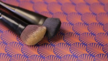 İki makyaj fırçaları, daire döndürme