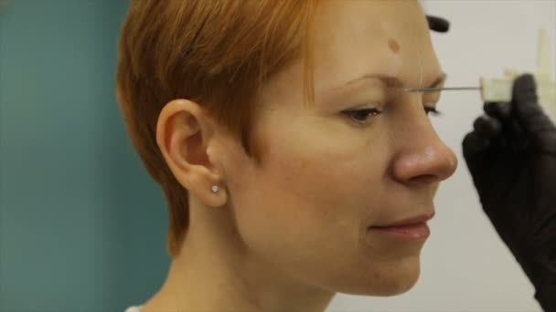 メイクアップ アーティストは 女性の眉タトゥー — ストック動画