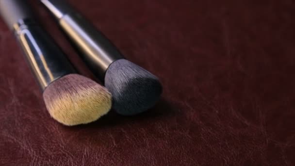 Dos Pinceles Maquillaje Rotación Del Círculo — Vídeos de Stock