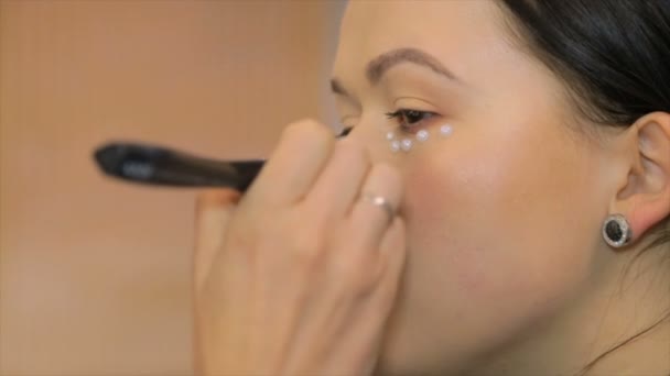 Maquilleuse Faisant Maquillage Pour Jeune Fille — Video