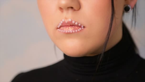 Labbra Una Giovane Ragazza Decorata Con Palle Anchor Lips Close — Video Stock