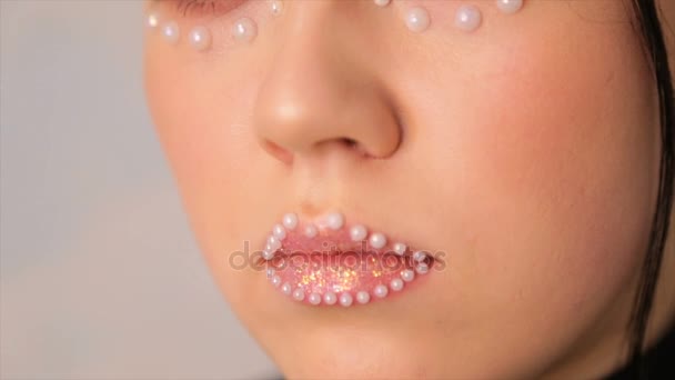 一个年轻女孩的嘴唇装饰与球 — 图库视频影像
