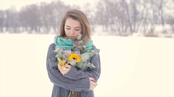 Menina Inverno Com Buquê Flores Mãos Movimento Lento — Vídeo de Stock