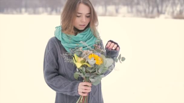 Девушка Зимой Букетом Цветов Руках — стоковое видео