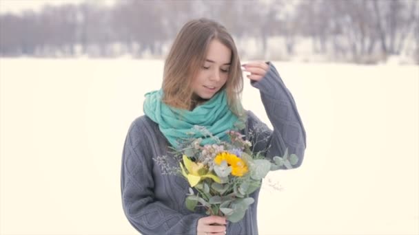 Flicka Vinter Med Bukett Blommor Händerna Slow Motion — Stockvideo