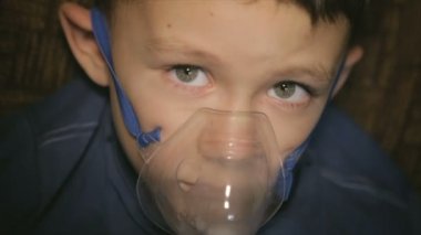 Çocuk solunum cihazından nefes alıyor.