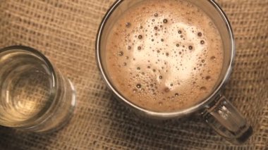 Kahve içecek ve şeffaf bir kap içinde su