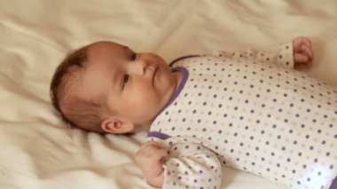 Küçük bir çocuk onun Sırtüstü yatıyor