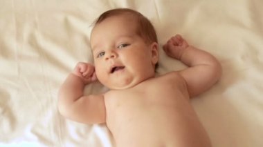 Küçük bir çocuk onun Sırtüstü yatıyor