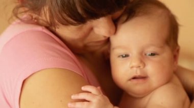 Annem yeni doğmuş bir bebeği kollarında tutuyor.